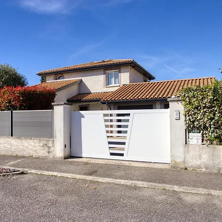 Superbe Villa, 4 Chambres, Parking, Garage Et Piscine Villa *