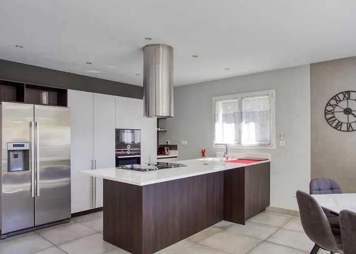 Superbe Villa, 4 Chambres, Parking, Garage Et Piscine