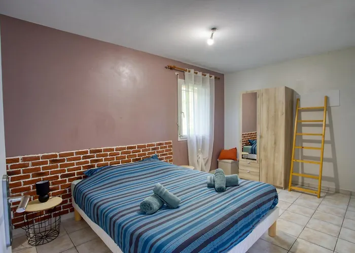 Villa Superbe Villa, 4 Chambres, Parking, Garage Et Piscine Genas