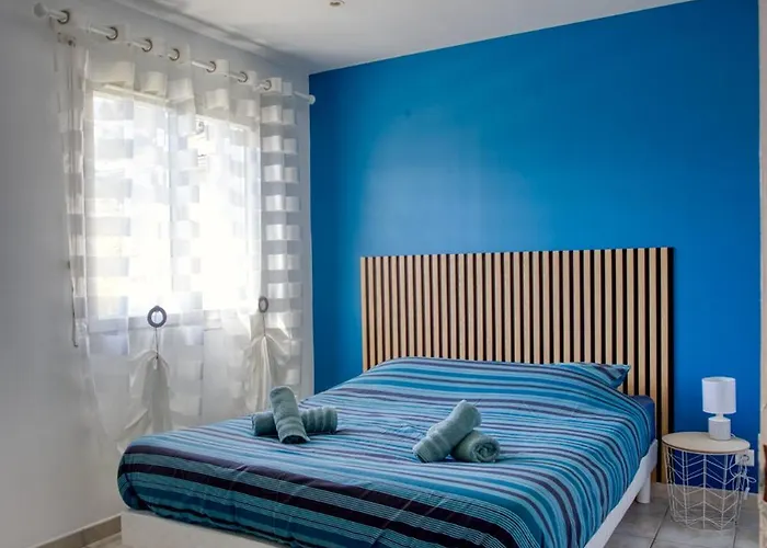 Superbe Villa, 4 Chambres, Parking, Garage Et Piscine Villa *