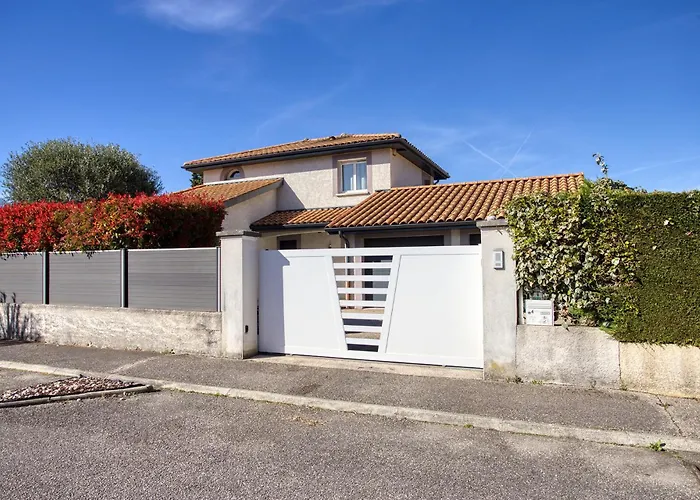 Superbe Villa, 4 Chambres, Parking, Garage Et Piscine Villa *