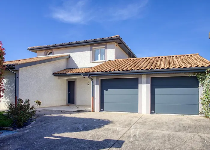Superbe Villa, 4 Chambres, Parking, Garage Et Piscine Genas
