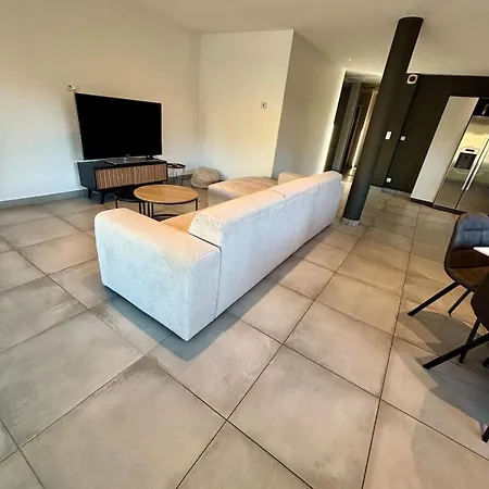 Superbe Villa, 4 Chambres, Parking, Garage Et Piscine Villa