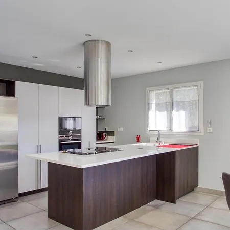 Superbe Villa, 4 Chambres, Parking, Garage Et Piscine