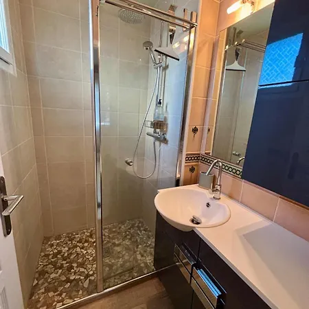 Superbe Villa, 4 Chambres, Parking, Garage Et Piscine *
