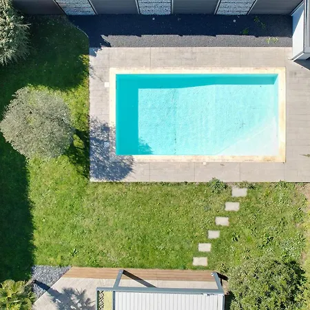 Superbe Villa, 4 Chambres, Parking, Garage Et Piscine *