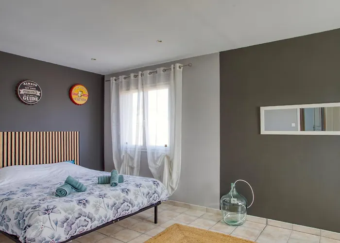 Superbe Villa, 4 Chambres, Parking, Garage Et Piscine